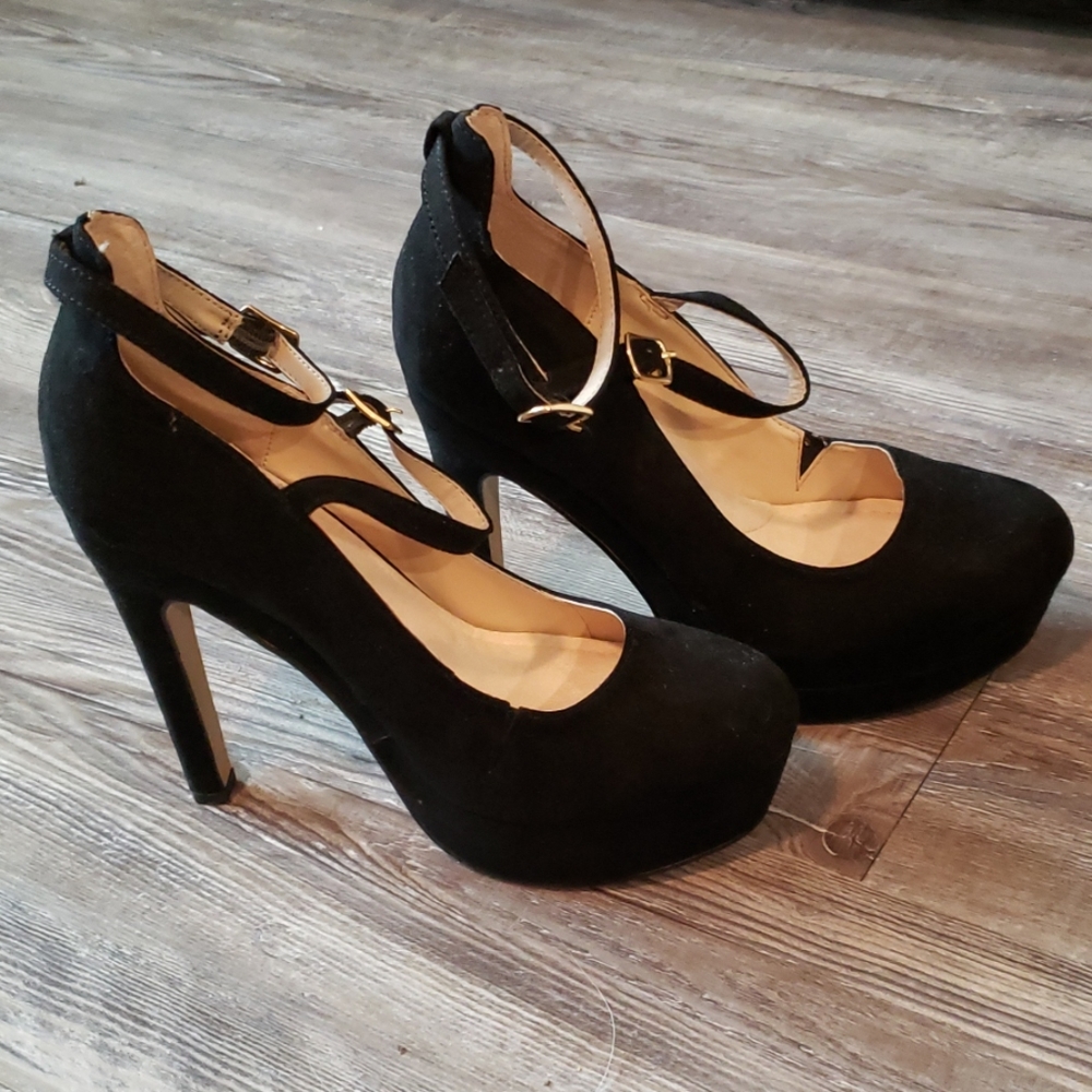 NY&C Eva Mendez Black Pumps